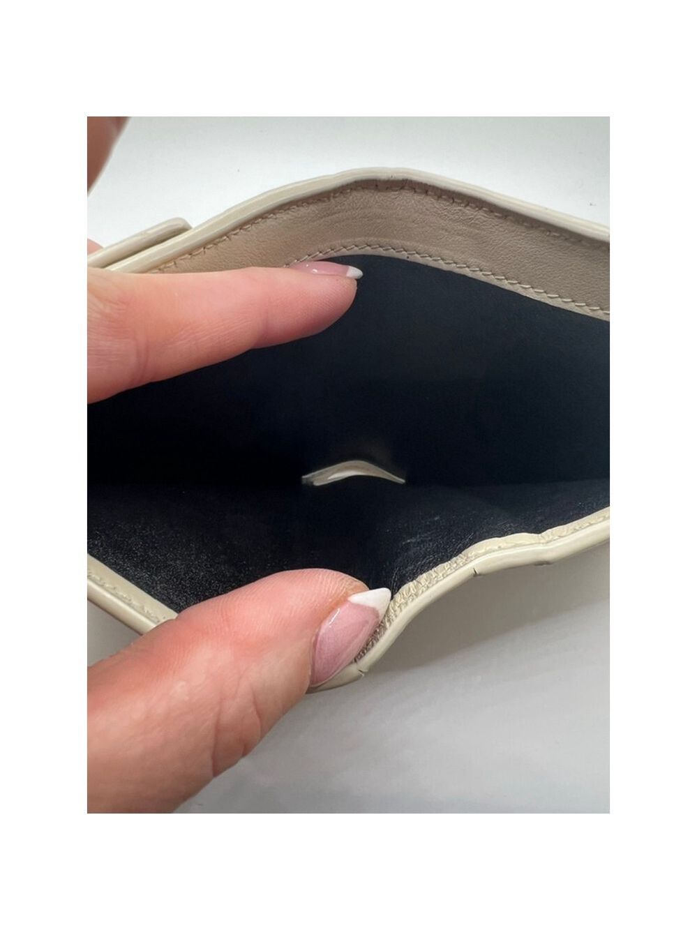 Excellent Condition Saint Laurent Wallet Beige Croc-Embossed Leather - Picture 5 of 9